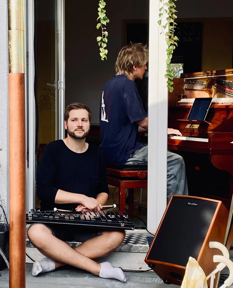 Musiker Astronaut mit Glockenspielspieler 