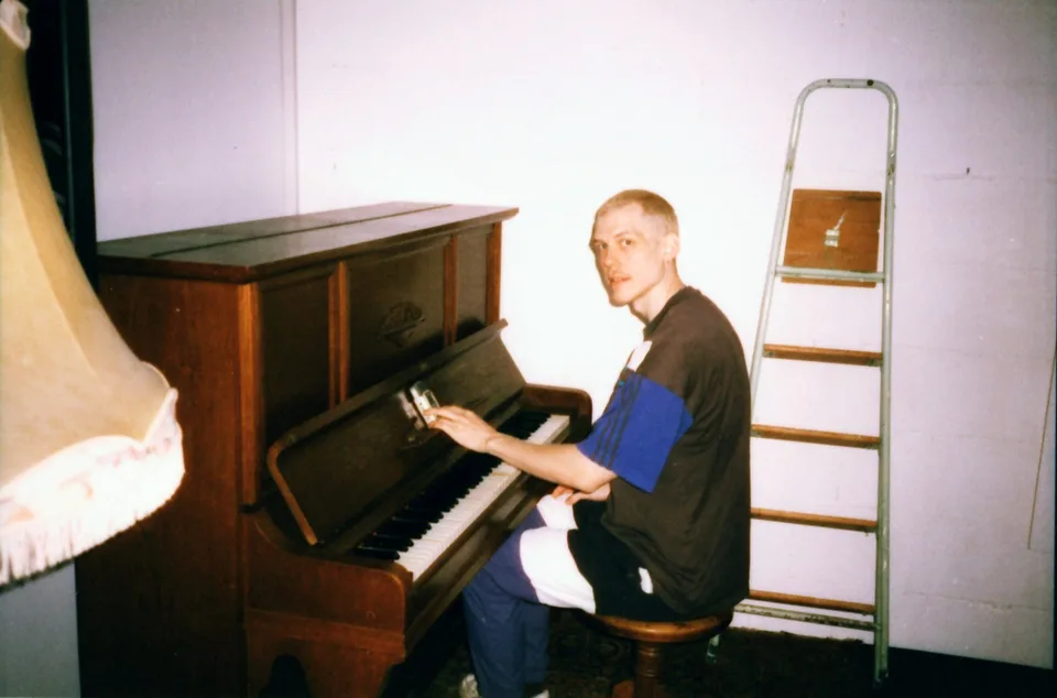 Musiker Astronaut am Klavier mit Handy